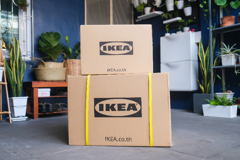 Zwei IKEA-Kartons stehen auf dem FuÃŸboden. Erfahre hier, was besondere IKEA-MÃ¶beln Sammlern wert sind.