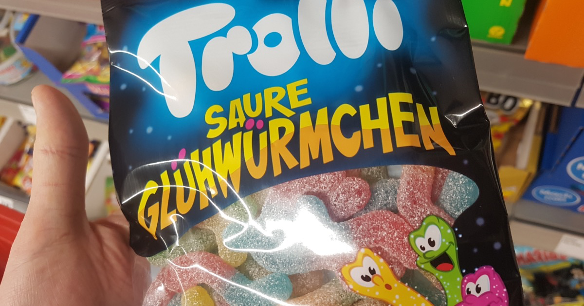 Eine Packung Trolli „Saure Glühwürmchen“. Auch sie enthalten „echtes Karmin“.