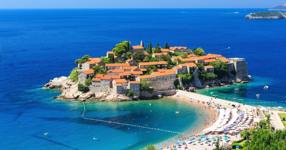 Die Insel Montenegro aus der Entfernung.