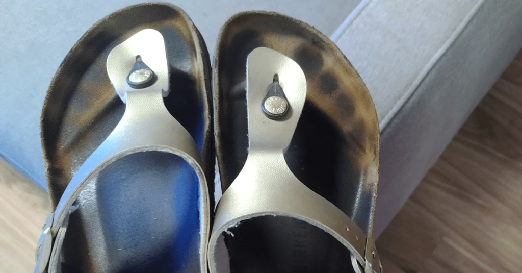 Schmutzige Birkenstock-Sandalen, die gereinigt werden müssen.