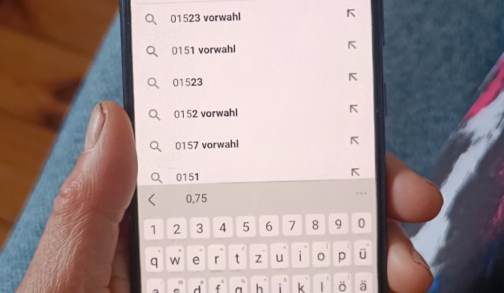 Ein Display von einem Smartphone, auf dem Telefonnummern angezeigt werden.