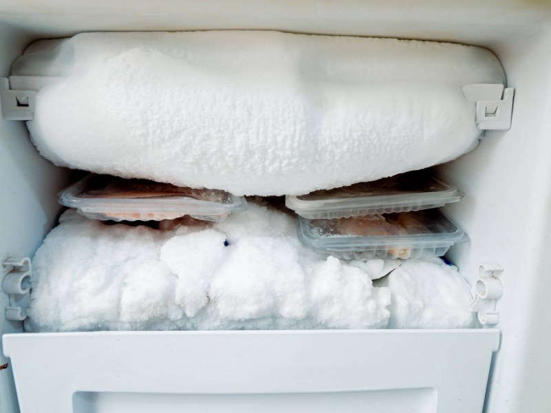 Eisschicht im Gefrierschrank. Mit diesem Hausmittel kannst du die Eisbildung verhindern.