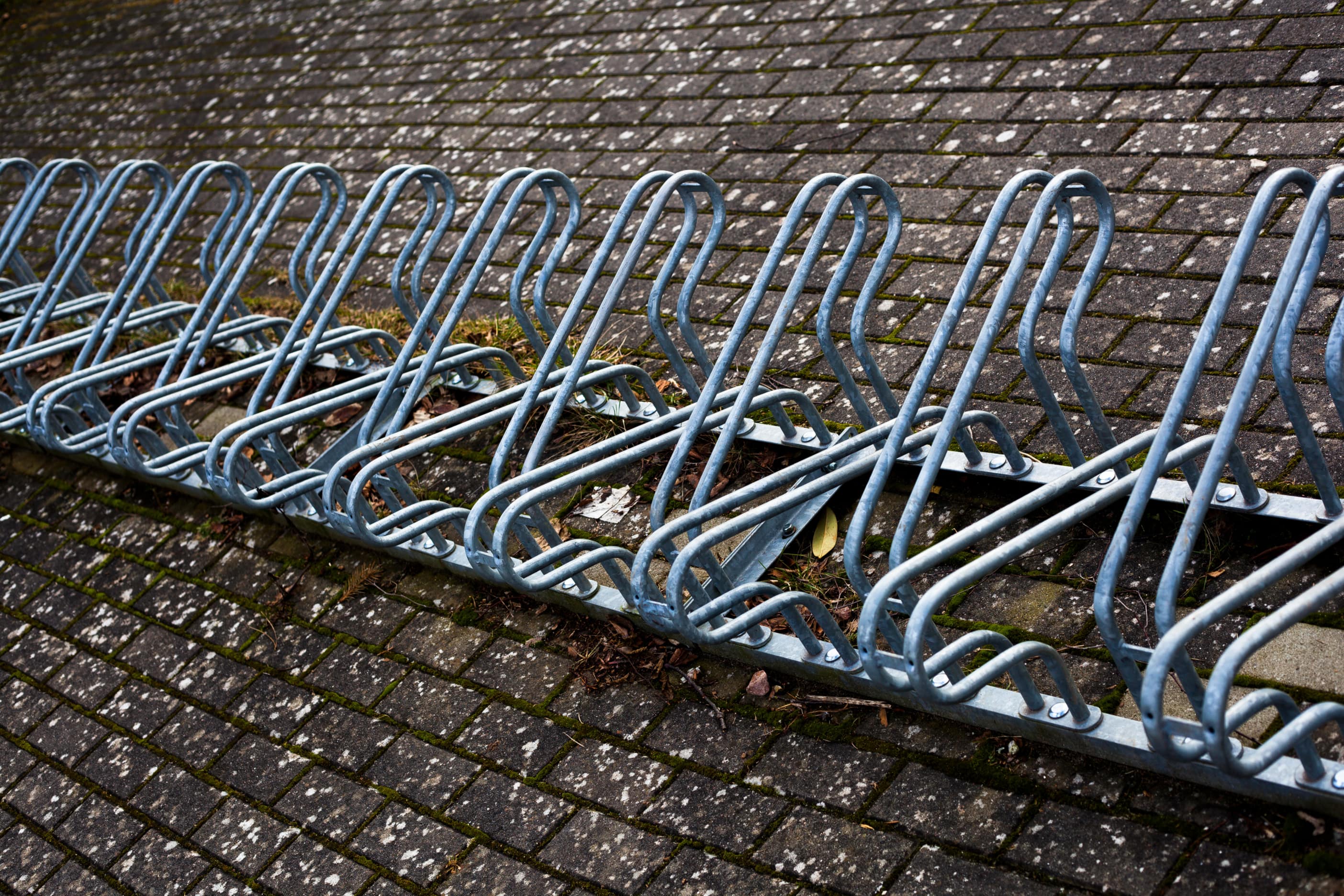 Ein herkÃ¶mmlicher FahrradstÃ¤nder an einem Ã¶ffentlichen Platz. Darum macht der sogenannte â€žFelgenkillerâ€œ dein Fahrrad kaputt.