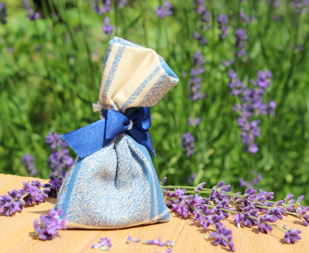 Duftkissen mit Lavendel auf Tisch.