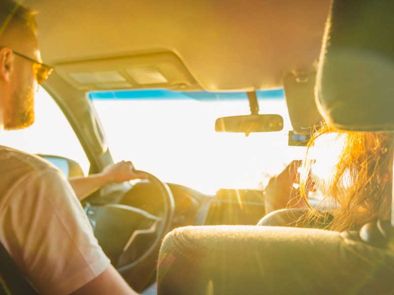 Sonnenlicht strahlt in Auto.