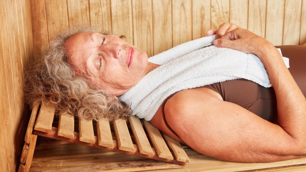 Frau liegt in der Sauna.