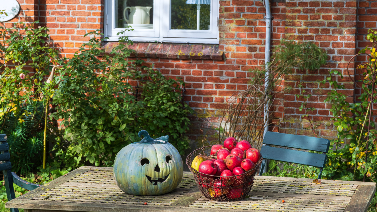 Halloween-Deko im Garten.