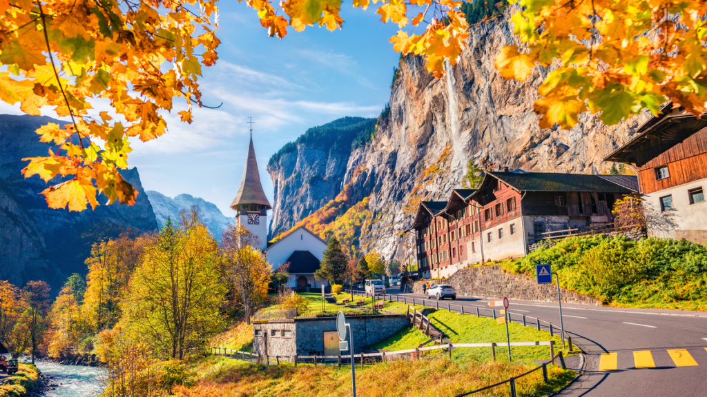 Eine herbstliche Landschaft mit einer Dorfkirche.