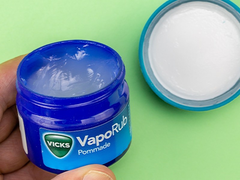 Eine geöffnete Dose der Erkältungssalbe Wick-Vaporub.