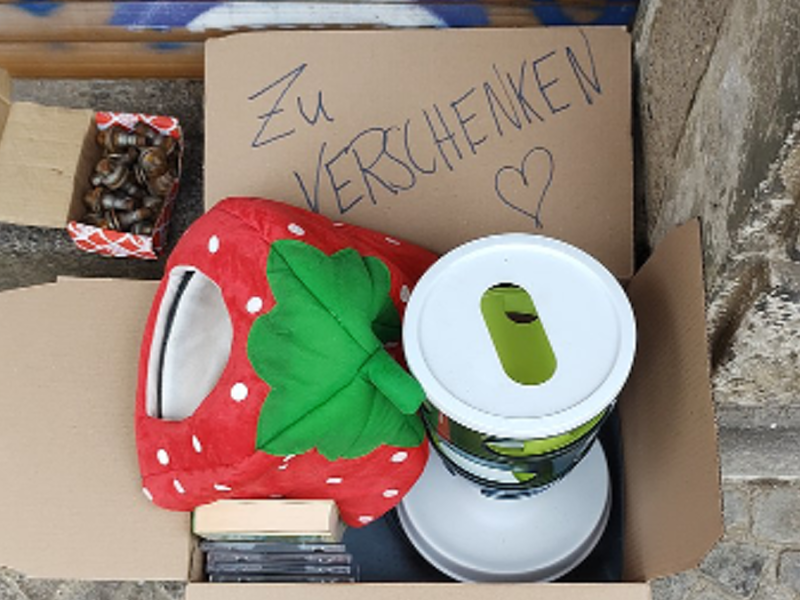 „Zu-verschenken“-Kiste am Straßenrand.