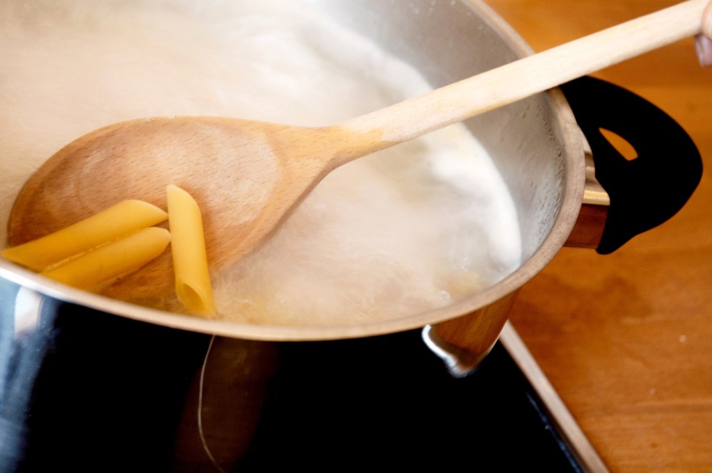 Penne wird gekocht