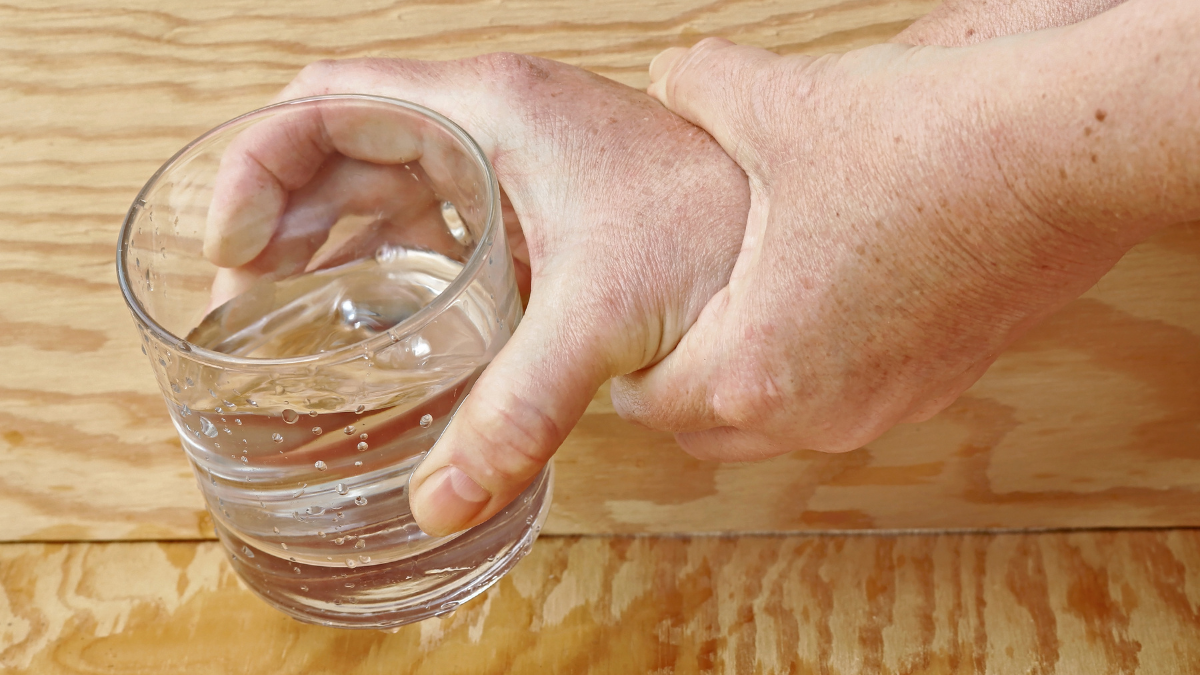 Hände mit Wasserglas