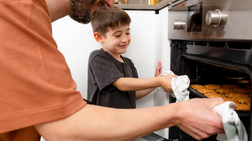 Vater und Sohn ´backen Kekse