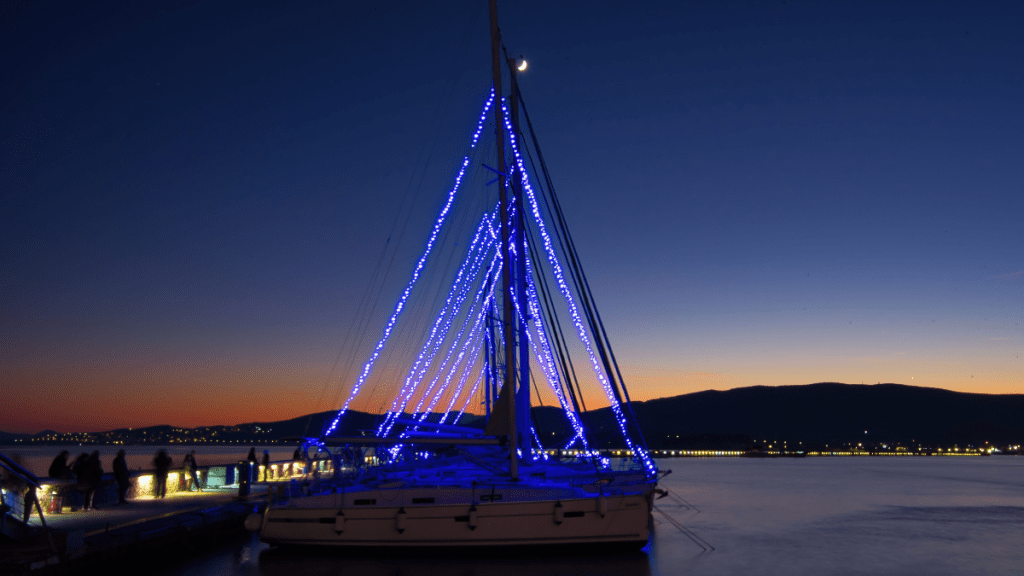 Weihnachtsboot geschmückt