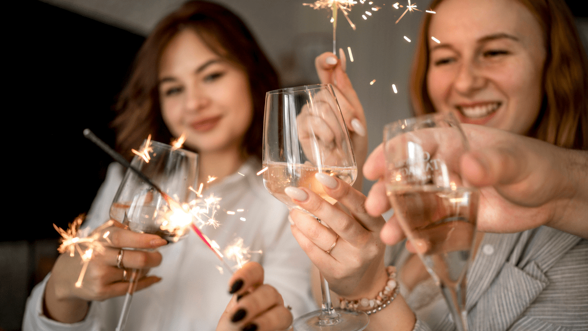 Frauen stoÃŸen mit Champagner an.