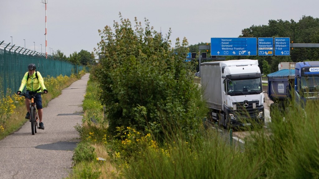 Fahrradweg neben der Autobahn.