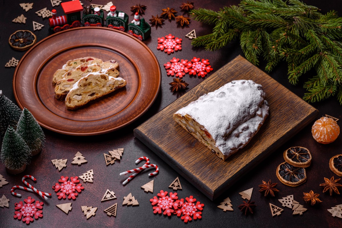 Weihnachtstisch mit Stollen