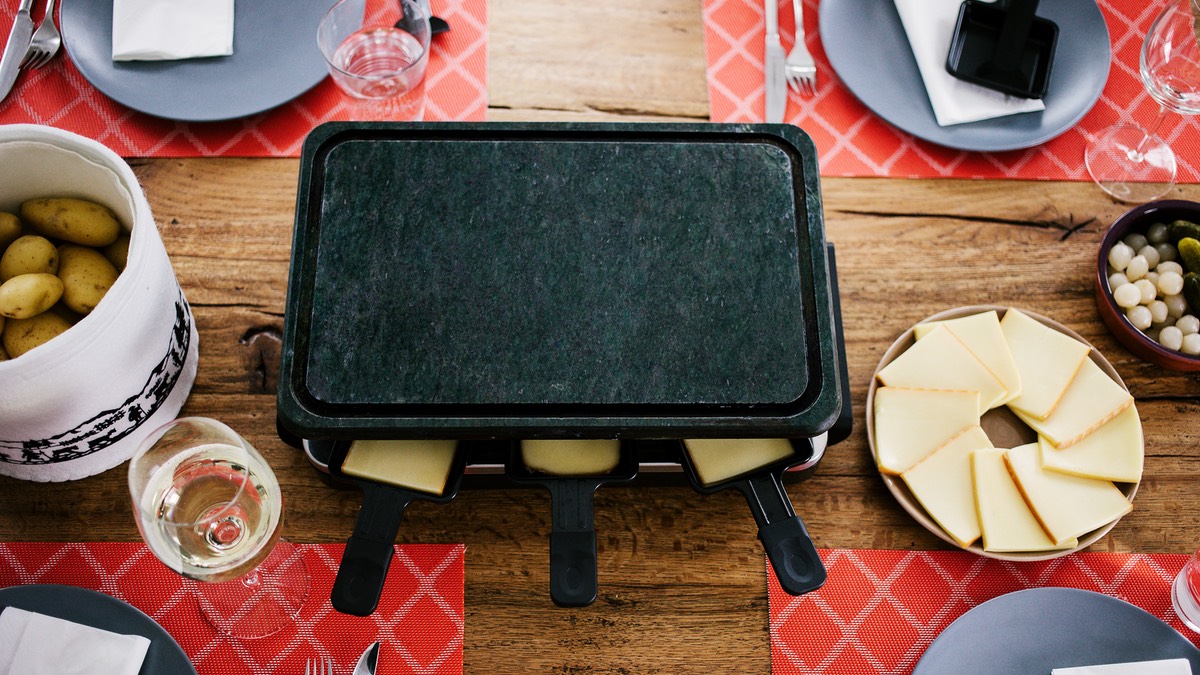 Raclette steht auf einem Tisch.