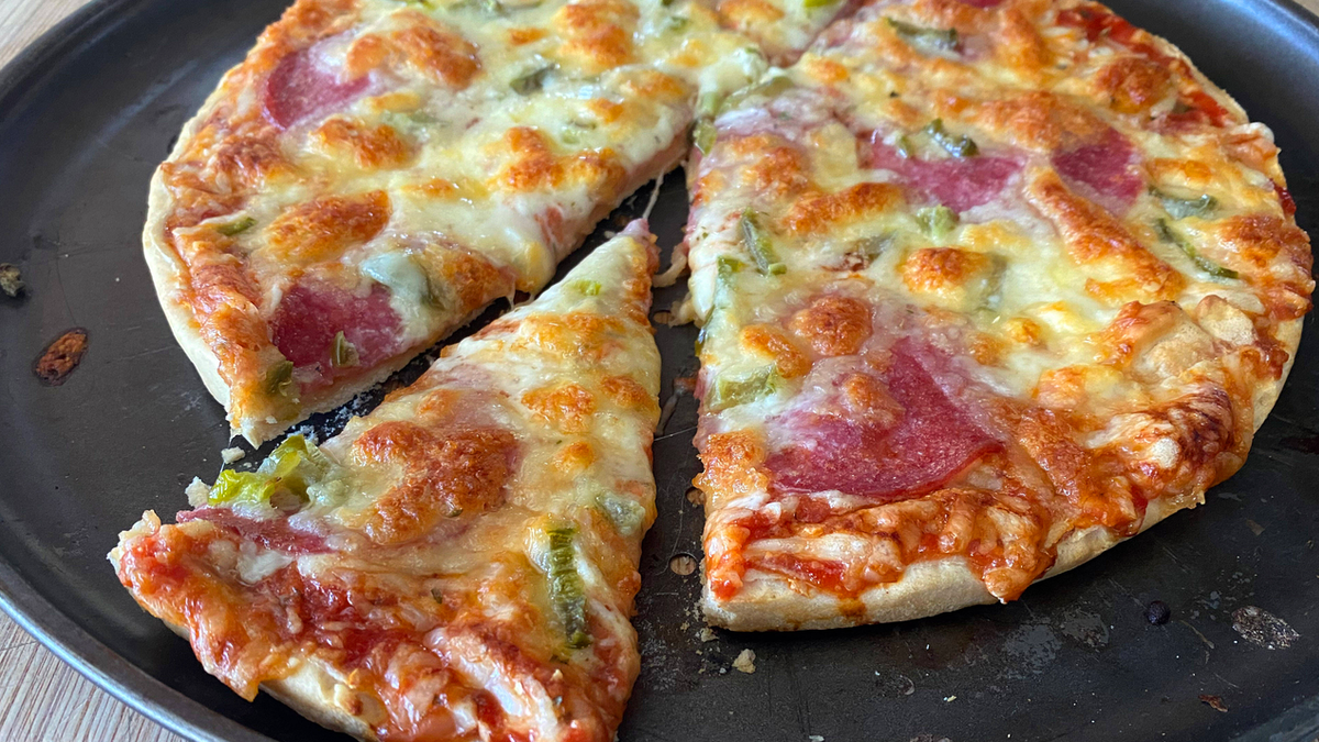 Knusprig aufgebackene Tiefkühlpizza.