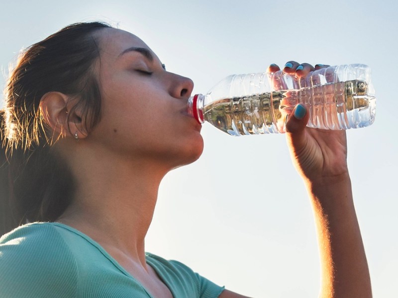 Eine Frau trinkt Wasser.