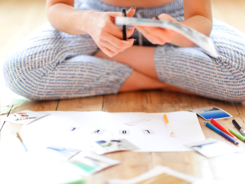 Frau bastelt mit Zeitschriften