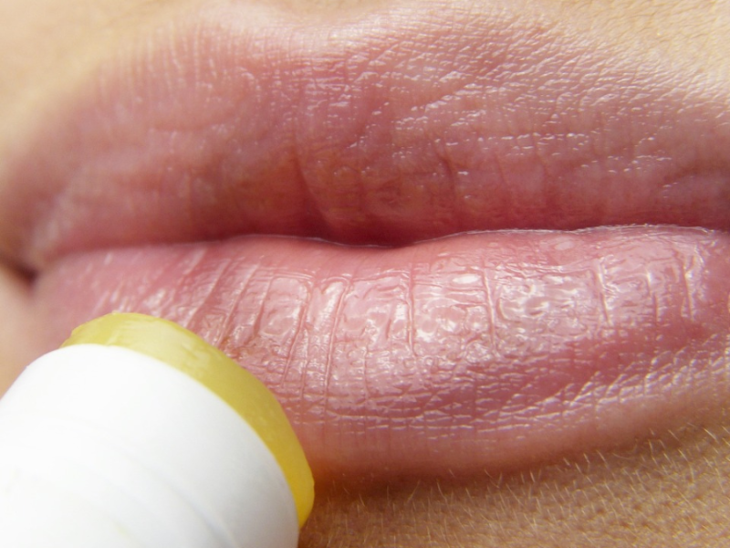 Lippenpflege wird aufgetragen