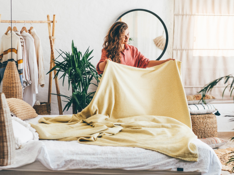 Frau macht das Bett