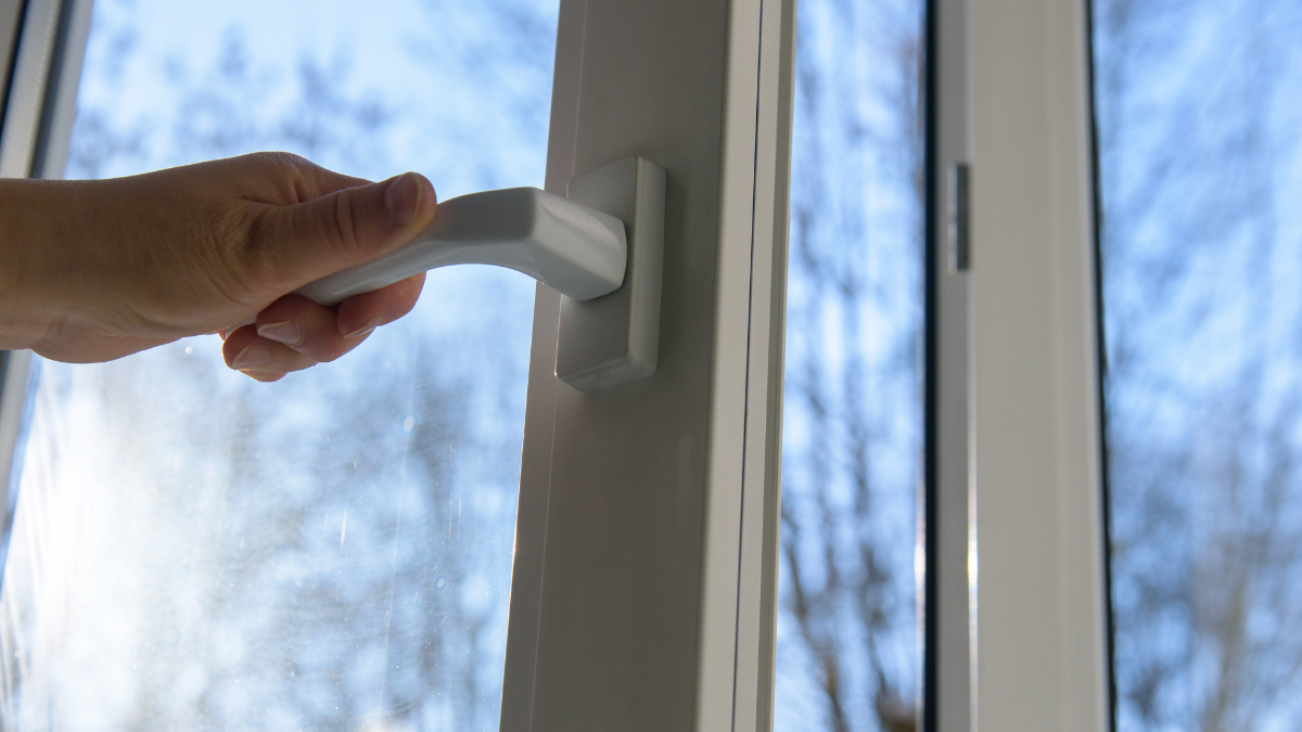 Jemand öffnet das Fenster zum Lüften.