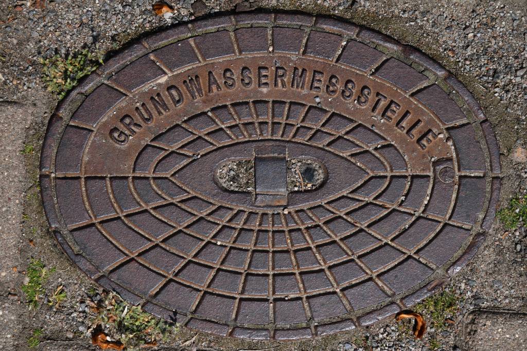 Abdeckung einer Grundwassermessstelle in der Stadt.