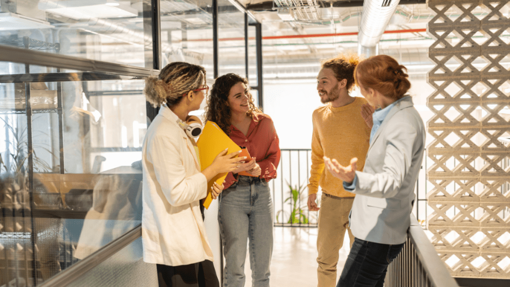 Menschen unterhalten sich im Büro