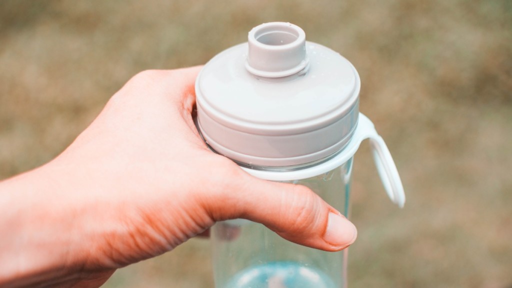 Trinkflasche in der Hand