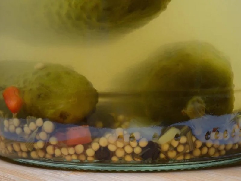 Gurkenwasser in einem Glas.
