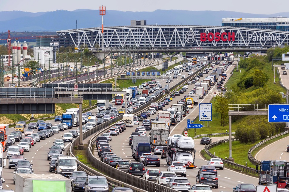 viele Autos stehen im Stau