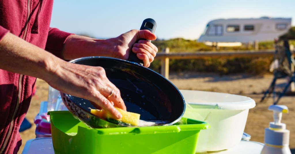 Geschirr wird im Campingurlaub gespült