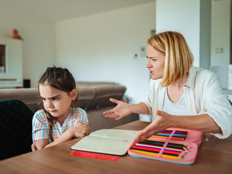 ein Mädchen wird von seiner Mutter ausgeschimpft