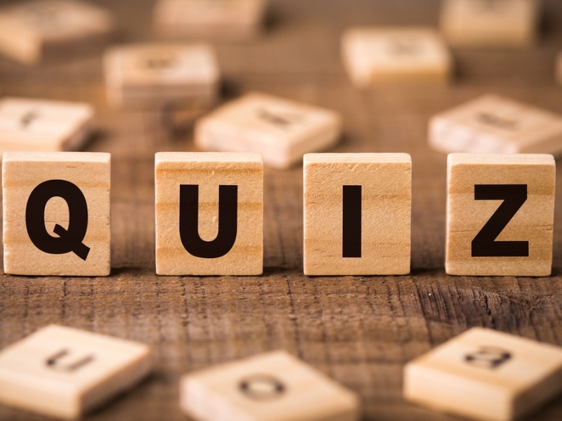 Das Wort „Quiz“ in Buchstaben aus Holz.