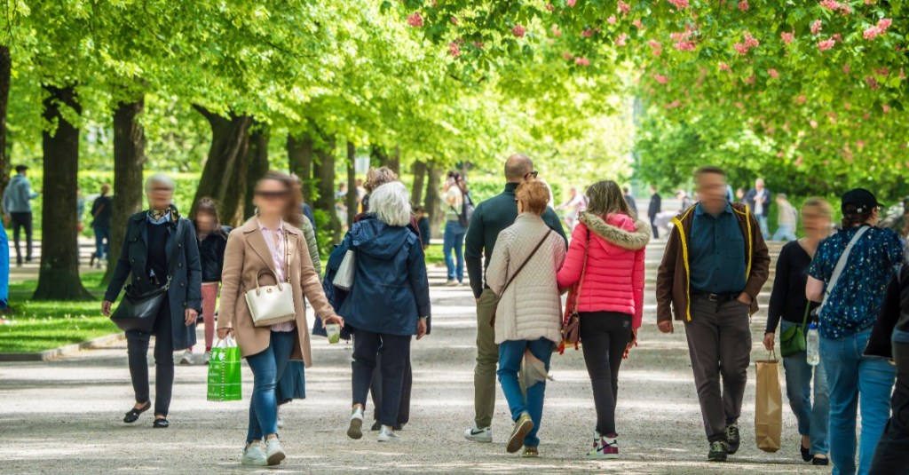 Menschen, die im Frühling spazieren gehen