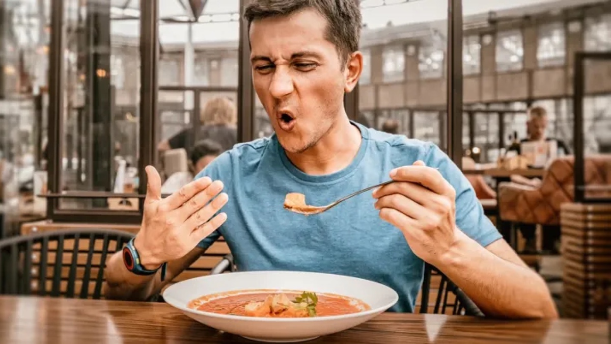 Mann beim Essen.