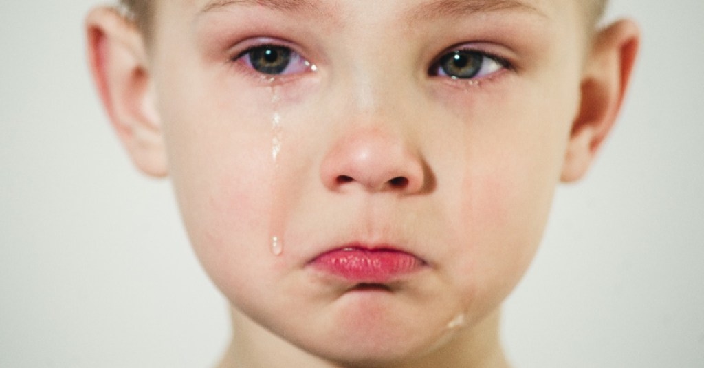 kleiner Junge mit Tränen, die ihm übers Gesicht laufen