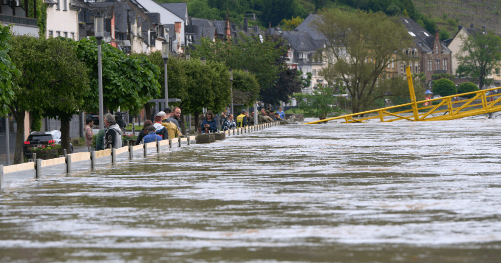 Das Wasser steht so hoch, dass es kurz davor ist, über eine Stadtmauer zu laufen.