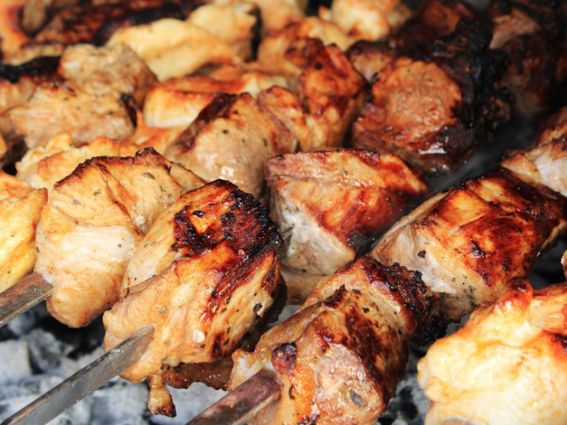 Fleischspieße auf dem Grill.