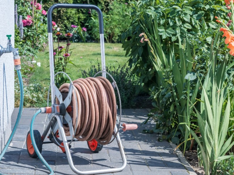 Ein aufgerollter Gartenschlauch