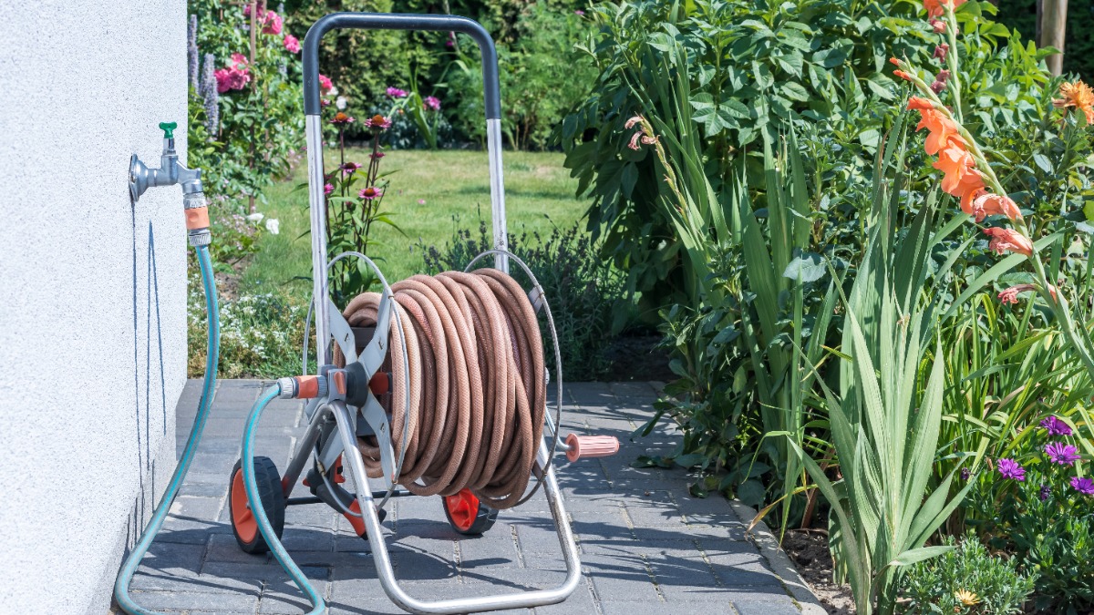 Ein aufgerollter Gartenschlauch