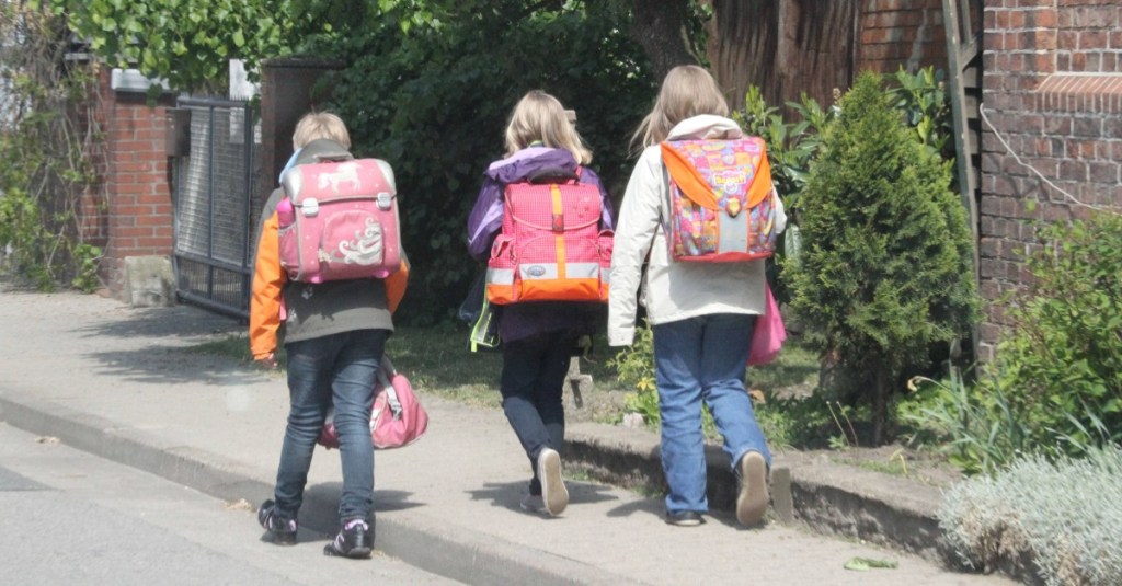 drei Schülerinnen auf dem Heimweg