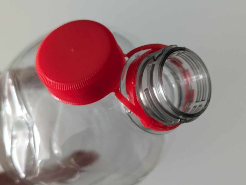 Plastikflasche mit Deckel.