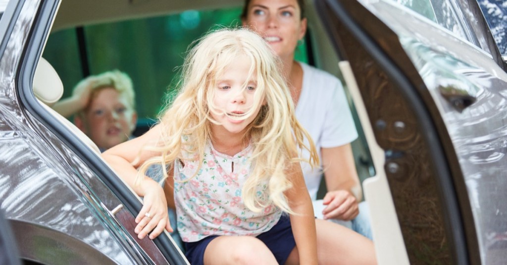 Mädchen stürmt wegen Reiseübelkeit aus dem Auto