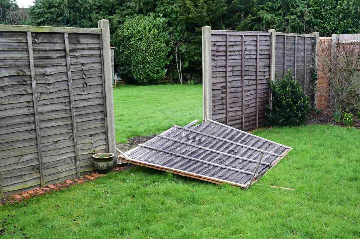 Ein Sturmschaden in einem Garten: Ein umgekippter Kartenzaun.