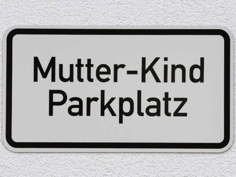 Schild, das auf einen Mutter-Kind-Parkplatz hinweist