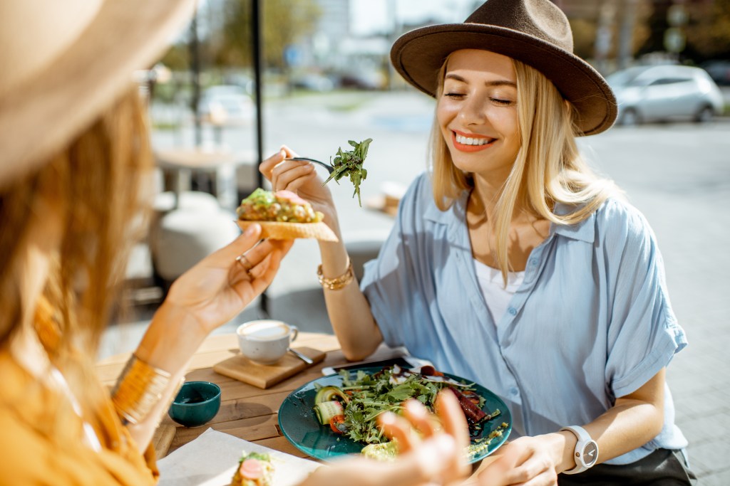 Zwei Frauen essen gemeinsam Mittag.