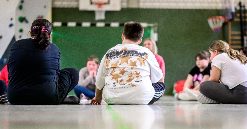 Besuch einer Sportgruppe für übergewichtige Kinder